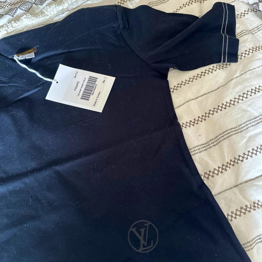 New LV authentic uniform scrub top . Small.